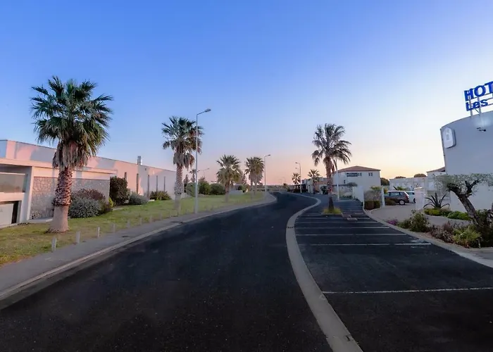 Hotel The Originals City, Les Domes, Sud Saleilles